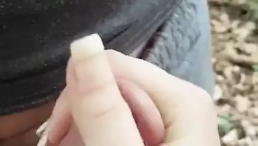 Fransız çivi ile ormanda handjob