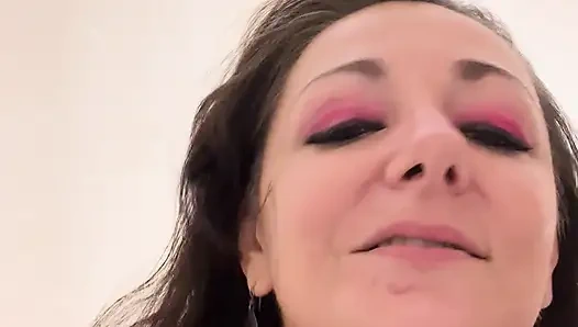 Büyük götlü güzel tek başına duş mastürbasyonu