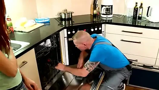Güzel kızıl saçlı Alman ev hanımı mutfakta amını kırıyor ve sonra ağzına boşalıyor