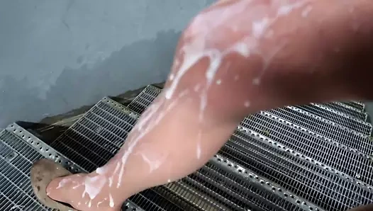 Merdiven boşluğunda bacaklarda sperm