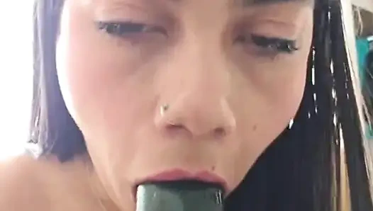 Lezzetli bir salatalık ile oynuyor