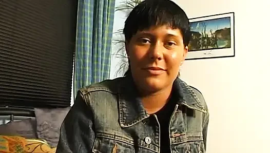 Esmer sürtük harika bir sakso çekmeden önce mastürbasyon yapıyor