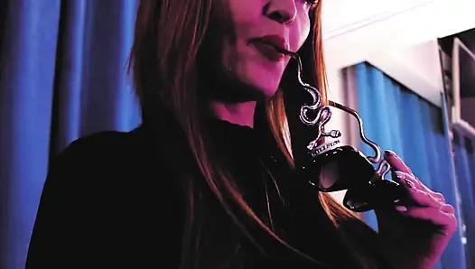 Deri sahibe eva lateks ateşli yemek fetişi bdsm çizmeler orta yaşlı seksi kadın olgun solo sapık dominatrix banyo