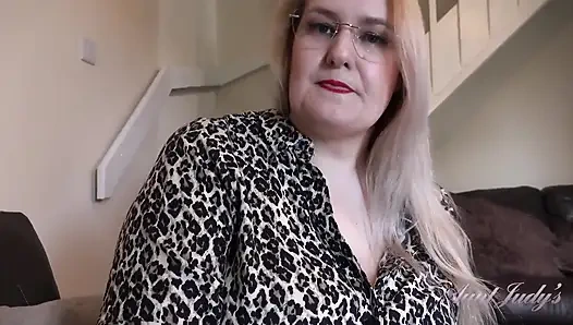 Auntjudys - büyük memeli iri güzel kadın seks terapistin Becky yarağını emiyor