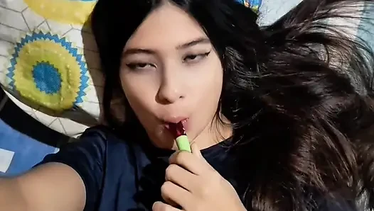 Kız ateşli oluyor ve büyük götünü gösteriyor