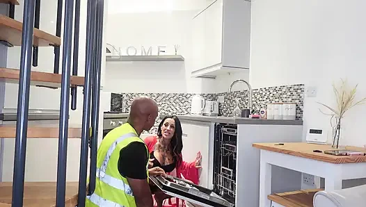 Bayan Crude büyük zenci yarağı servis görevlisiyle sikişiyor