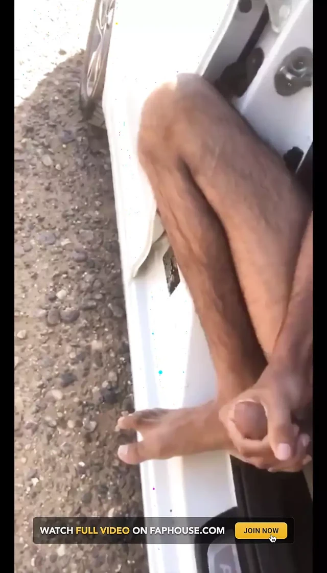 Bir Arap arabada sikiyle oynuyor