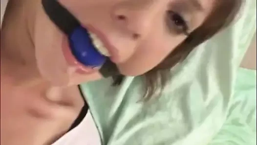 Biri bu sıkı iplerden kurtulmama yardım etsin