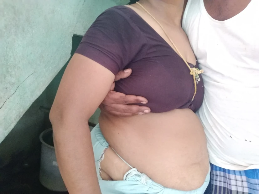 Большие сиськи индийской тетушки