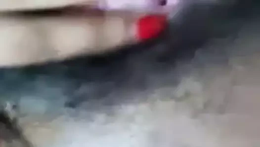 Hintli kız tek başına