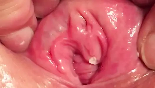 Çıplak karım kay onun önünü kaslarını esnetiyor!!!