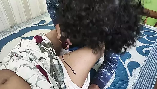 Vaishnavy ve Sharun Raj tarafından vücudundan ateşli çikolata yalıyor