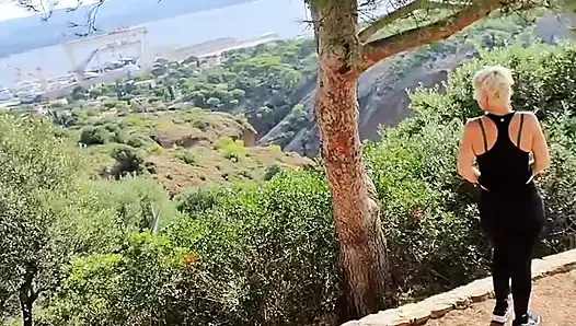 Yanından geçebileceğini bilen doğanın ortasında gösteriş yapmayı seviyorum ve hm