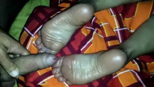 Boşalmak üzerinde kız ayaklar tabanlar derleme