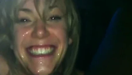 Beyaz kız ağzına lotta boşalmak ile sert gülüyor