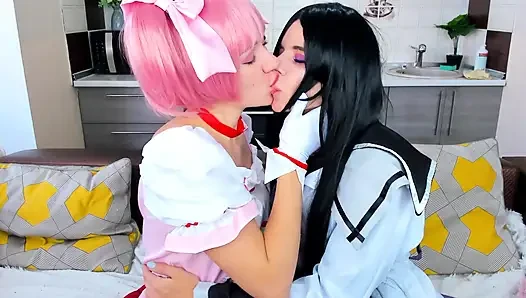 Homura Akemi ve Madoka Kaname eğleniyor