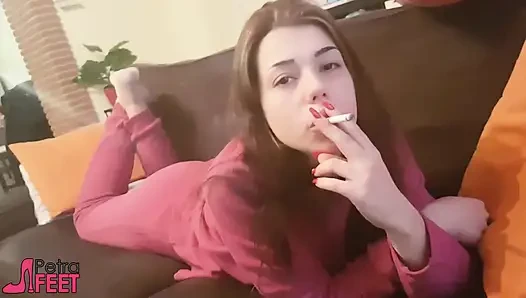 Tatlı genç kızla sigara içme ve fetiş
