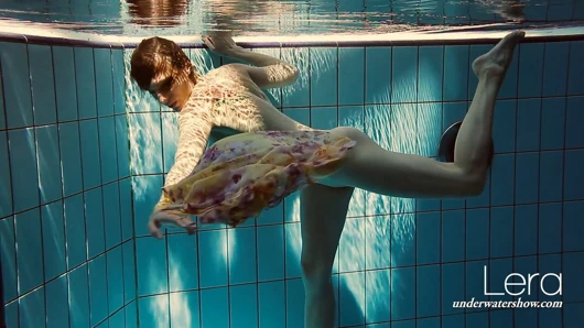 Yüzme havuzunda yüzen bebek çıplak