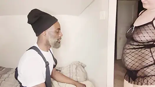 Orta yaşlı seksi kadın ev hanımı tesisatçıya siyah yarağını yutarak takdirini gösteriyor