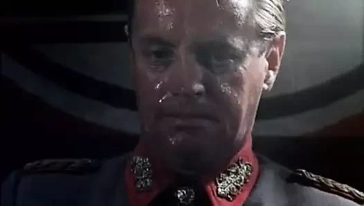 Genç kızlar eski memurların musluklarını besliyor (1960'ların vintage)