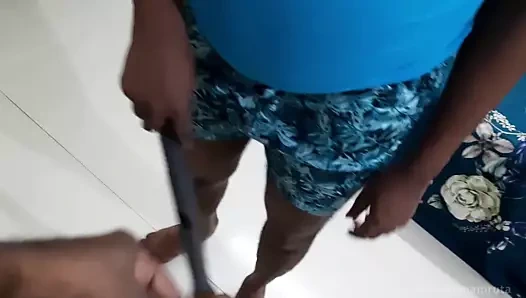 El işi veren Desi hizmetçi, oral seks ve evde kimse yokken ev sahibinden cumshot alır !!