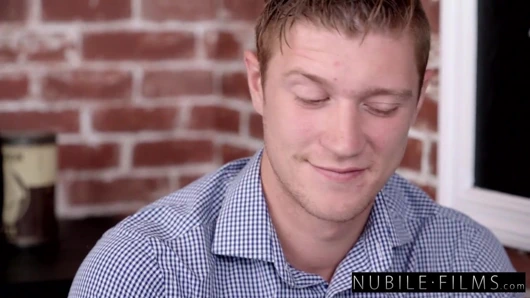 Smokeshow Barista Eliza Ibarra Adamın Elinden Numarasını Kaydırıyor