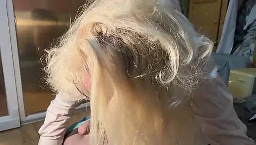 Yorgun iş kadını ayaklarını şişkinliğinde rahatlatıyor, kirli ayakkabılarını gösteriyor