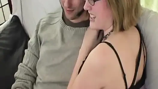 Baştan çıkarıcı esmer bebeğin vahşi ayak fetişi sikiş seansı