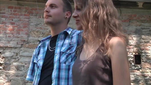 Amcık büyük yarakla sikişiyor bahçede üçlü seks emiyor