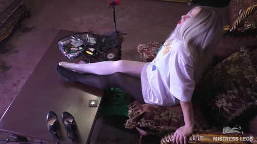 Külotlu çoraplı tanrıça kölenin yüzüne oturuyor ve makyaj yapıyor ve sonra yüzüne biniyor