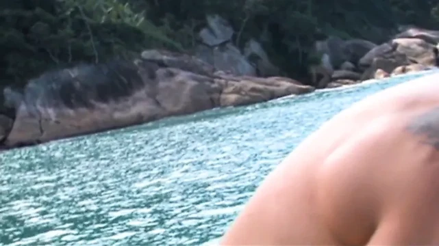 Nikki vahşi bir lanet için güneşte bikinisini çıkarıyor