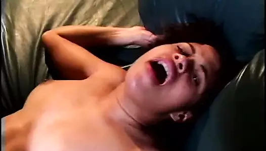 Yalnız güzel siyah fahişe evde onu kedi sikmek için müşteri ağırlıyor