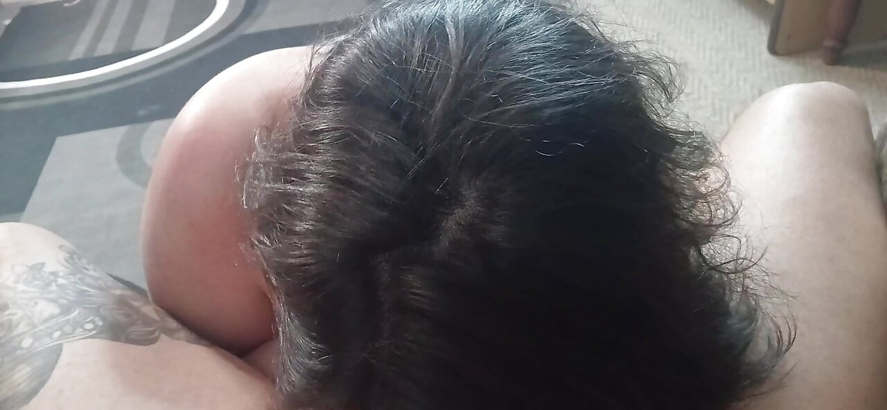 Tombul üvey annemle öpüşüyor ve ön sevişme
