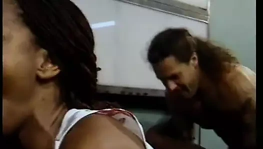 Üç adamla ırklararası grup seks partisi üç ateşli zenci sürtükle sikişiyor