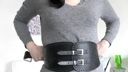 Oturma odasında kemer takma, bölüm 3, Lady Victoria Valente