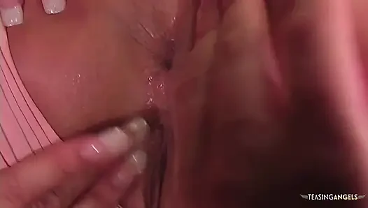 Roxy Rare seksi iç çamaşırını giyiyor ve sert bir üçlü sekste sikiliyor