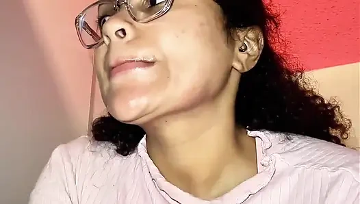 Halka açık banyoda gazlı kız onu tutmaya çalışıyor ama yüksek sesle osuruyor