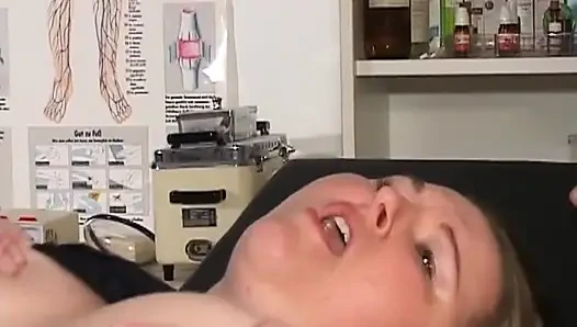 Olgun kızıl saçlı hasta doktorlar tarafından tıraş ediliyor ve oyuncakla sikiliyor