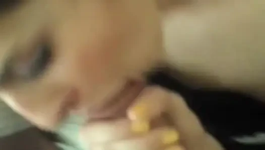 Esmer kadın istekli bir sakso çekiyor