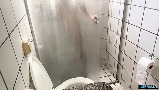 Çok güzel twink henry lynes masturbates ve cums solo