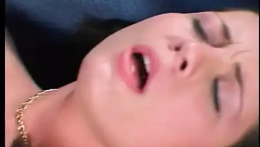 Esmer kadının götü sikiliyor ve yüzü dölleniyor