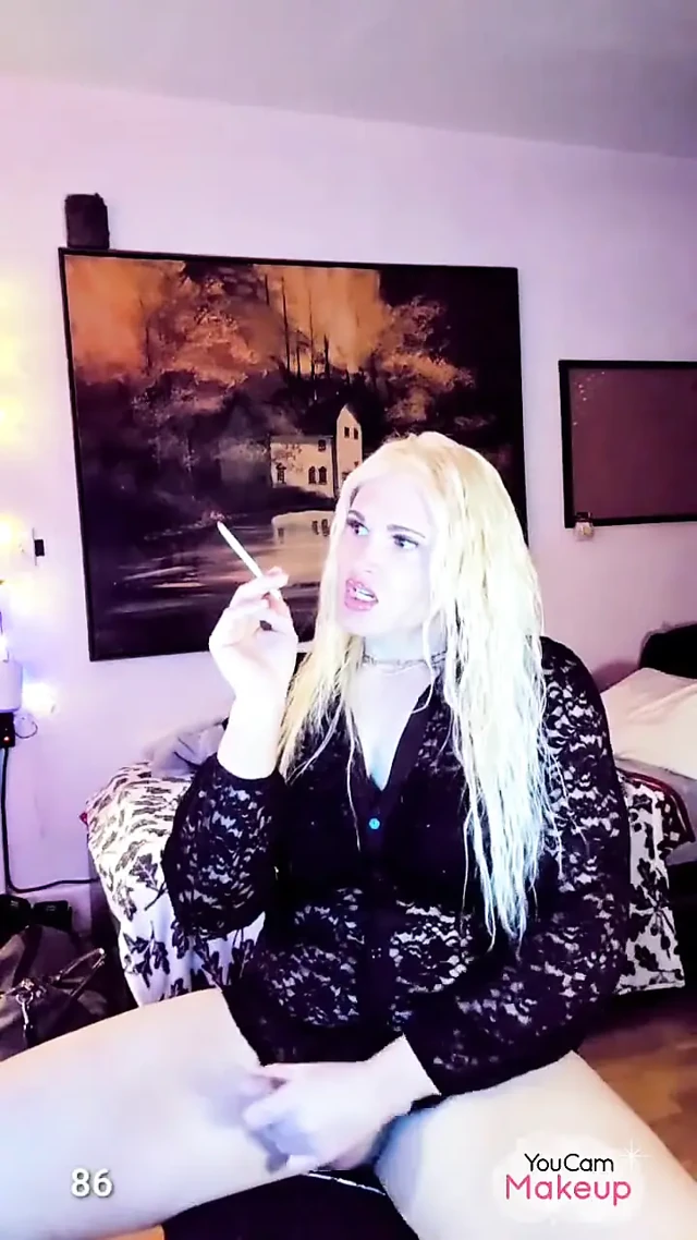 Kylie Rey okşuyor ve sigara içiyor