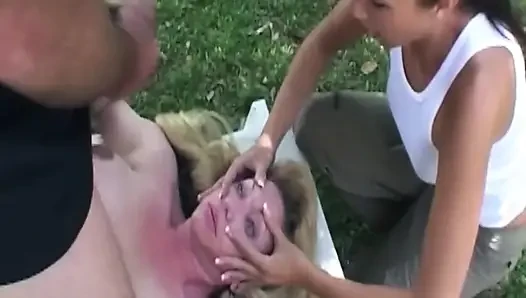 Olgun sarışın orta yaşlı seksi kadın ateşli yüze boşalma için büyük yarak emiyor