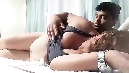Orta yaşlı seksi kadın yan sikişiyor ve yarak emiyor