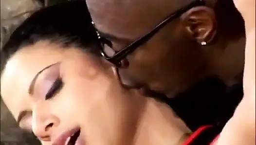 Seksi büyük memeli kız ağzında amında büyük siyah yarağı seviyor