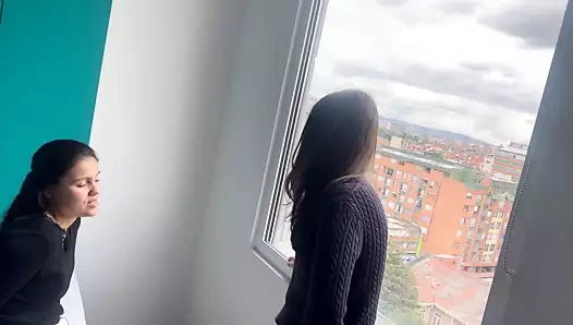 İş arkadaşım herkesin içinde sikişmeyi seviyor