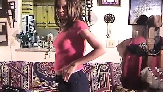 Güzel zenci hatun birkaç oyuncakla oynuyor