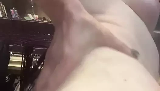 Eminim ellerinin nemlendiriciye masaj yaparak seksi üvey annem Bod'a boşalmasını isterdin, değil mi?