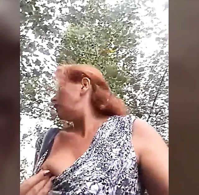 Русская зрелая перед вебкамерой в лесу