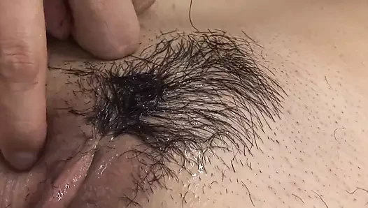 Kız bir tenis raketi ve yapay penis ile dörtlü forplay seviyor